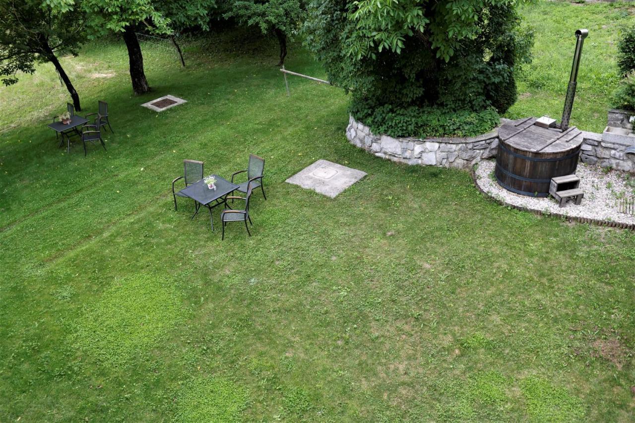 Guesthouse Idila Pod Nanosom Senozece Exterior photo